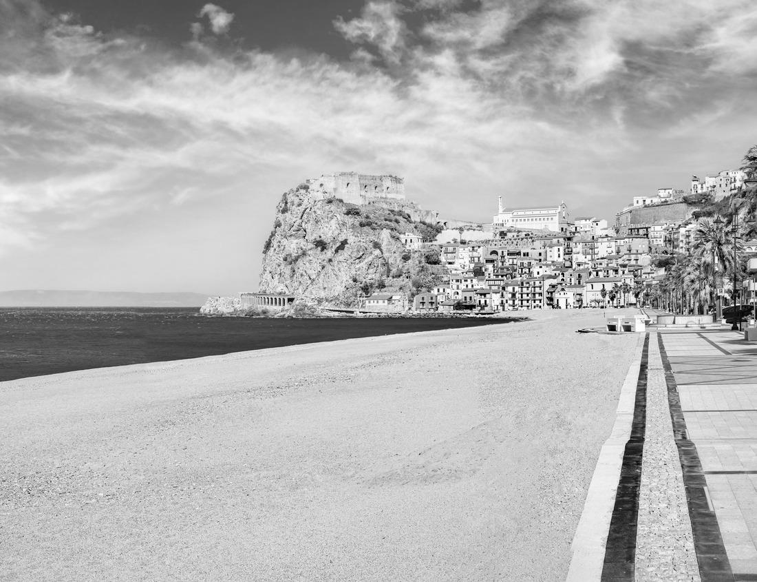 Noah Jigsaw Puzzle Rocky coast at the Atlantic Ocean. Prince Edward Island, Canada in black white 1000 pieces