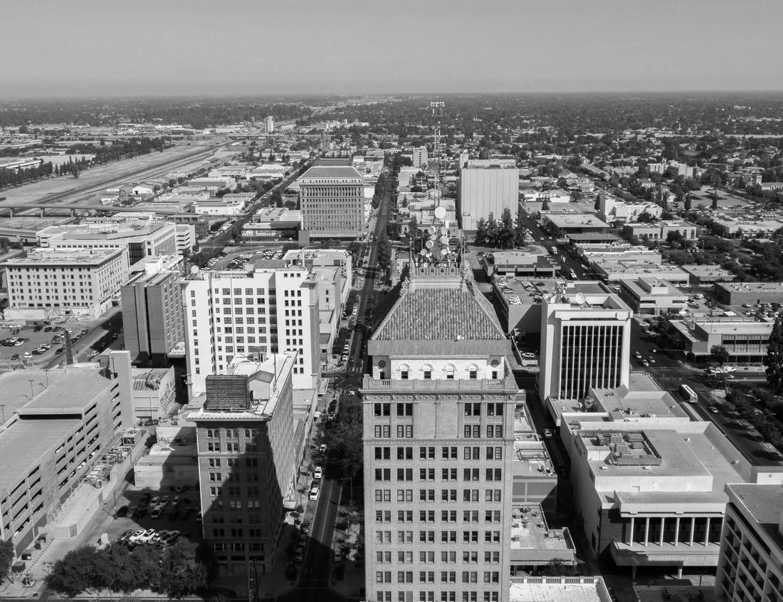 Noah Jigsaw Puzzle Sand dunes surround the oasis with palm tree and lake - Sahara, Morocco in black white 1000 pieces