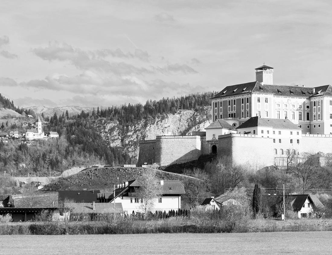 Noah Jigsaw Puzzle Japanese woman in traditional Kimono visit Yasaka Pagoda at Hokanji temple in Kyoto, Japan during full bloom cherry blossom in spring in black white 1000 pieces