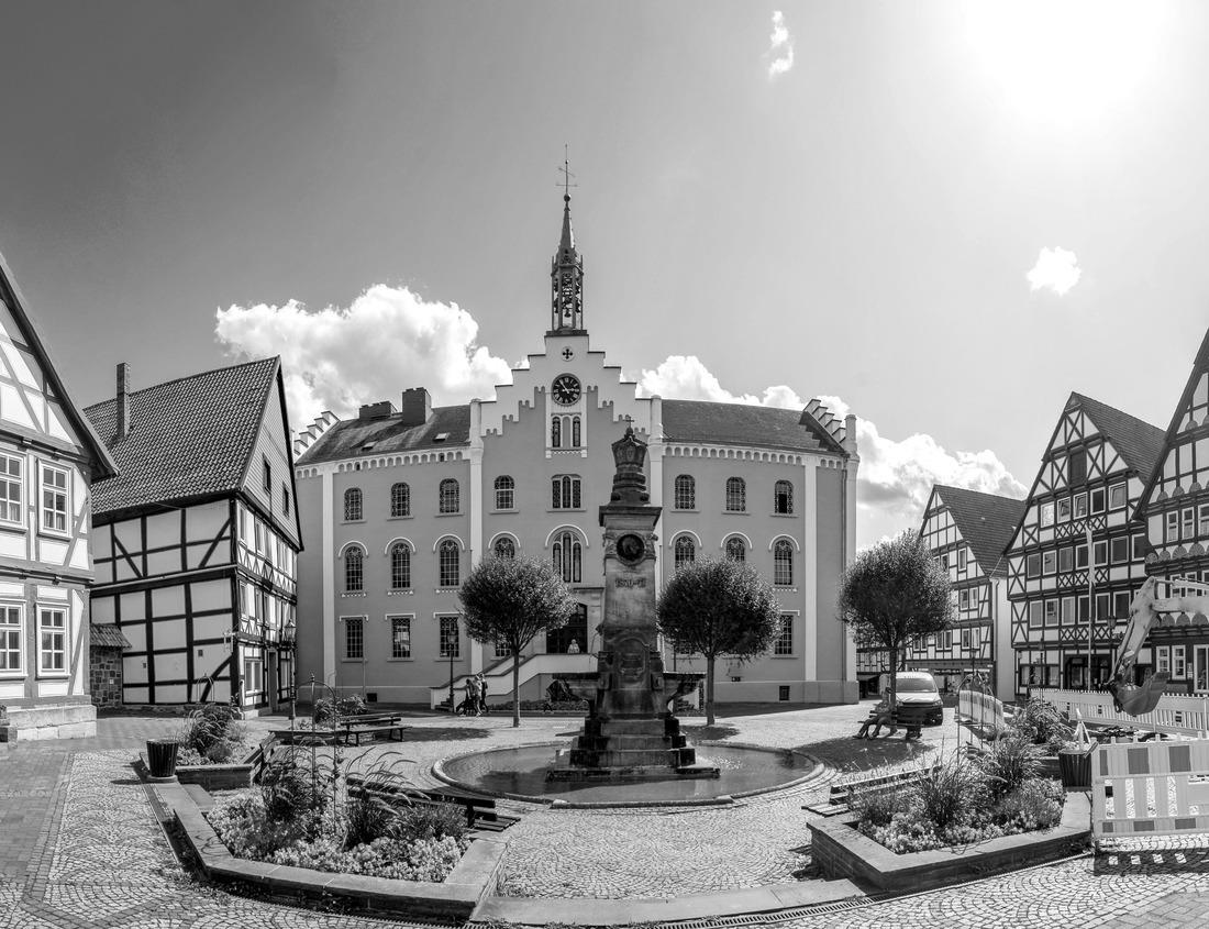 Noah Jigsaw Puzzle Ait-Benhaddou, Morocco. Striking example of clay architecture and kasbah in North Africa, Atlas Mountain range in the background in black white 1000 pieces