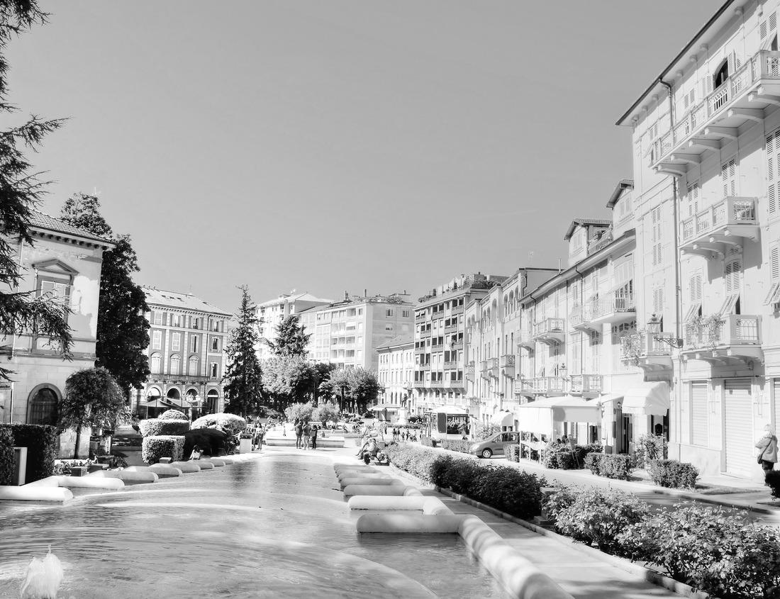 Noah Jigsaw Puzzle Jasna lake with beautiful mountains. Nature scenery in Triglav national park. Location: Triglav national park. Kranjska Gora, Slovenia, Europe. Mountain lake Jasna in Krajsnka Gora, Slovenia in black white 1000 pieces