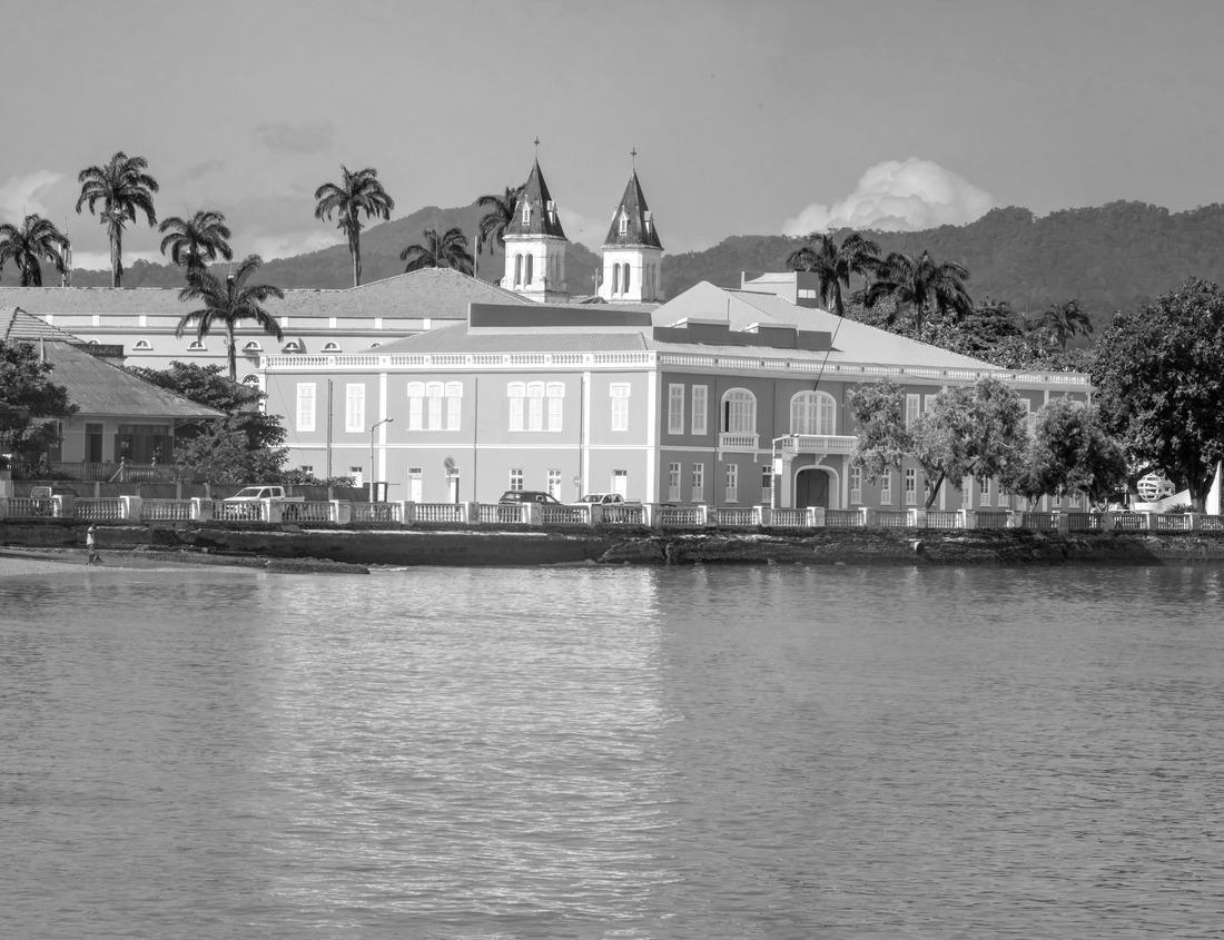 Noah Jigsaw Puzzle Restaurant building in luxury lodge hotel near Agdz town with view of Jebel Kissane mountain in Atlas Mountains, Morocco, North Africa in black white 1000 pieces