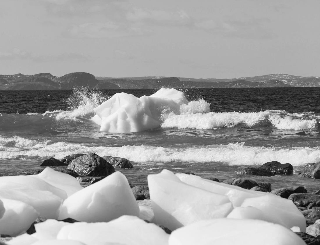 Noah Jigsaw Puzzle Chefchaouen, Morocco. Blue street and painted walls, North Africa travel destination in black white 1000 pieces