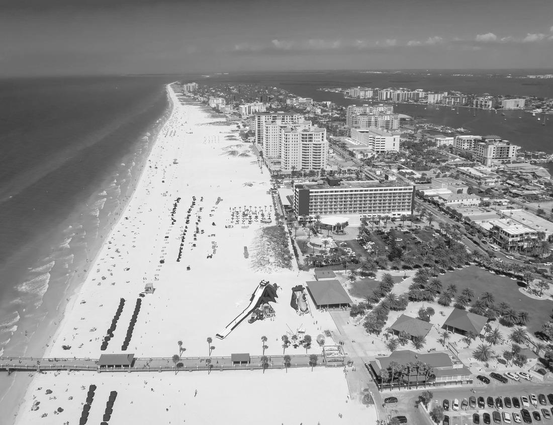 Noah Jigsaw Puzzle Coquille River Lighthouse in Bandon, Oregon, USA. Oregon Coast historic lighthouse in black white 1000 pieces