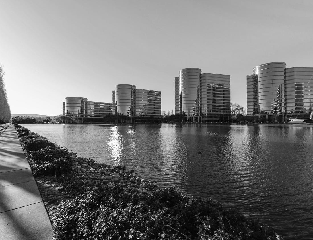Noah Jigsaw Puzzle Old city of Bellagio, Lake Como, Italy in black white 1000 pieces