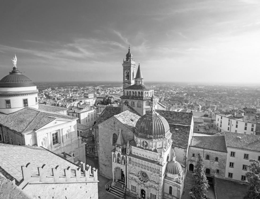 Noah Jigsaw Puzzle Tokyo, Japan with the tower at dusk from Toranomon in black white 1000 pieces