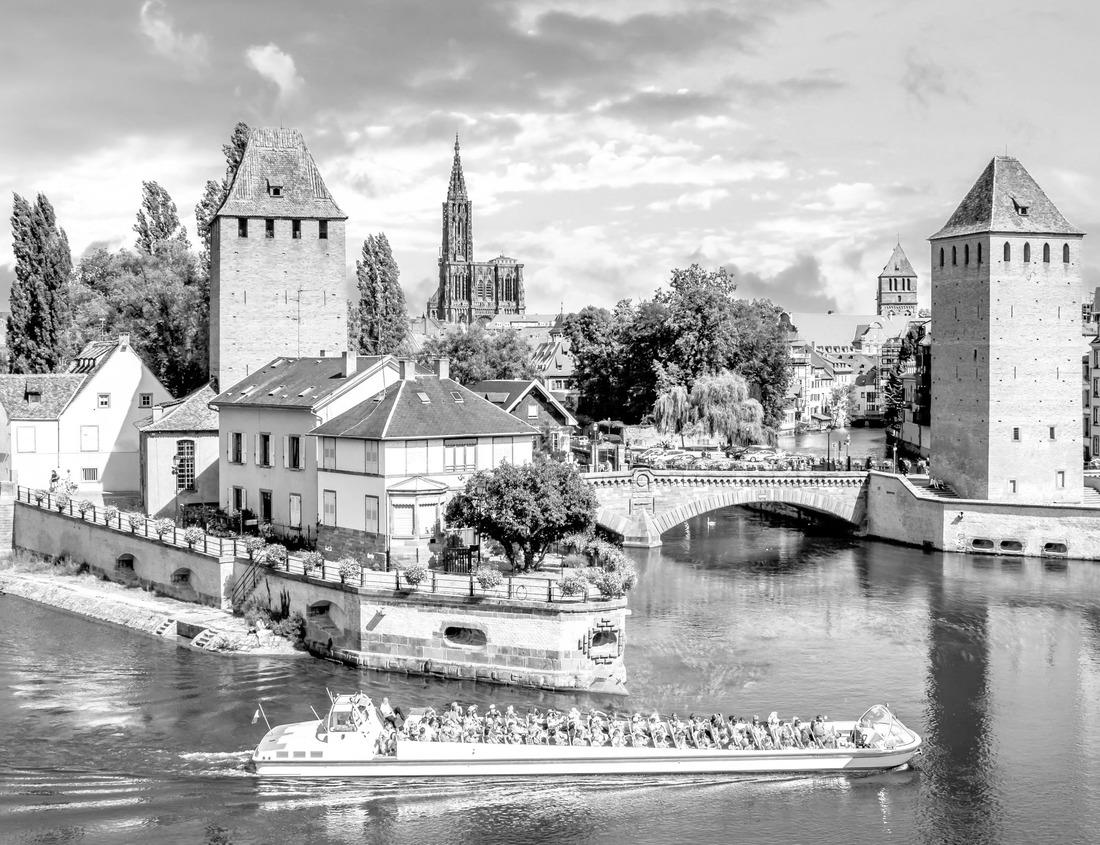Noah Jigsaw Puzzle Milwaukee, Wisconsin, USA. Cityscape image of downtown Milwaukee, Wisconsin, USA with reflection of the skyline in Milwaukee River at summer sunset in black white 1000 pieces