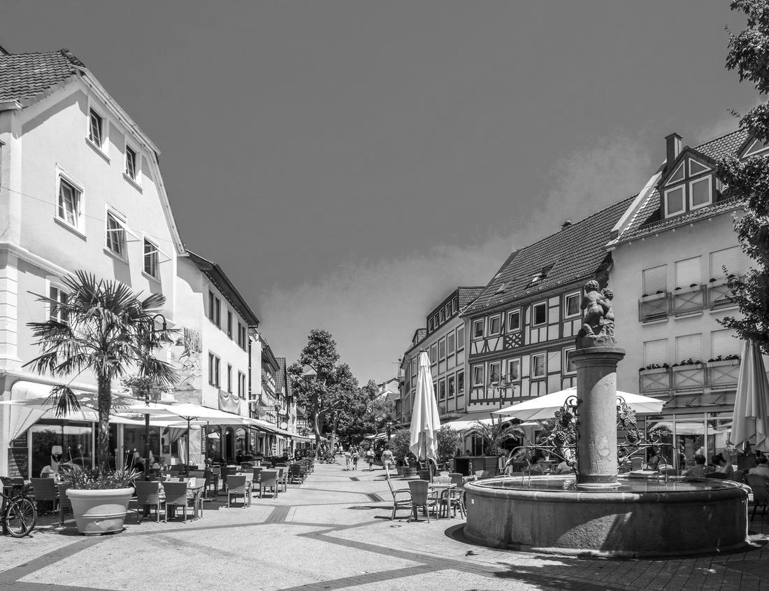 Noah Jigsaw Puzzle Behind Ponytail Falls, Oregon. The Columbia River Gorge has the greatest concentration of high waterfalls in North America in black white 1000 pieces