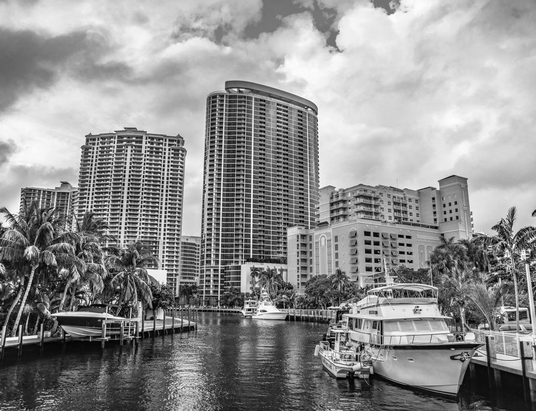 Noah Jigsaw Puzzle Diriyah traditional mud-brick architecture Riyadh in black white 1000 pieces