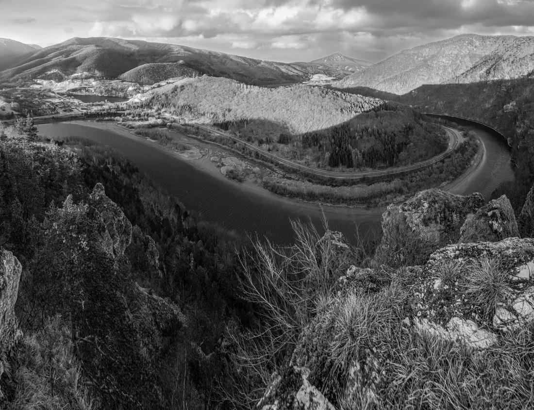 Noah Jigsaw Puzzle Charles Bridge in Prague in Czechia. Prague, Czech Republic. Charles Bridge (Karluv Most) and Old Town Tower. Vltava River and Charles Bridge in black white 1000 pieces
