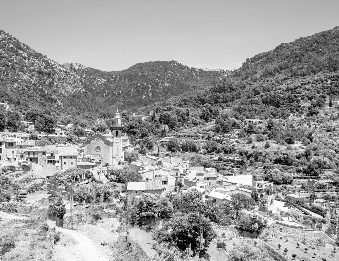 Noah Jigsaw Puzzle Aerial view of Limassol, Cyprus, showcasing its stunning coastline with turquoise waters, sandy beaches, lush greenery, and a vibrant cityscape in black white 1000 pieces