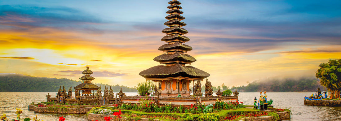 Noah Jigsaw Puzzle Pura Ulun Danu Bratan, Famous Hindu temple on Bratan lake at sunrise in Bali, Indonesia panorama 1000 pieces