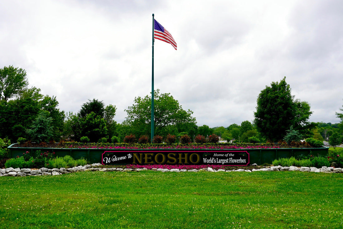 Noah Jigsaw Puzzle Neosho, Missouri: World's Largest Flower Box and American Flag 2000 pieces