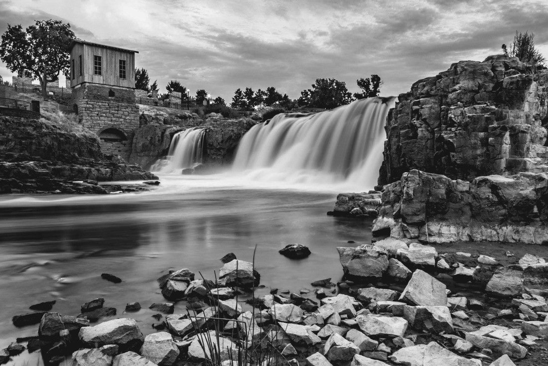 Falls Park, Sioux Falls, South Dakota 2000pc PuzzleBlack and White