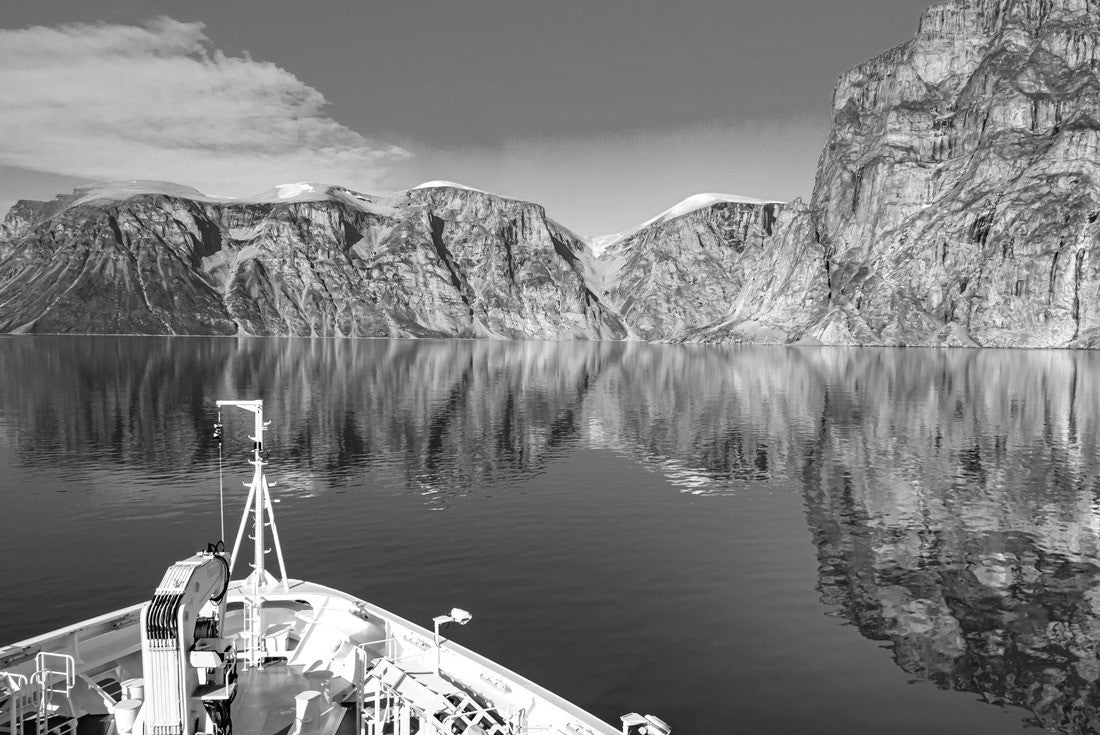 Mountains reflection,Expedition cruise ship in Sam Ford Fjord, Arctic Canada, Nunavut 2000pc PuzzleBlack and White