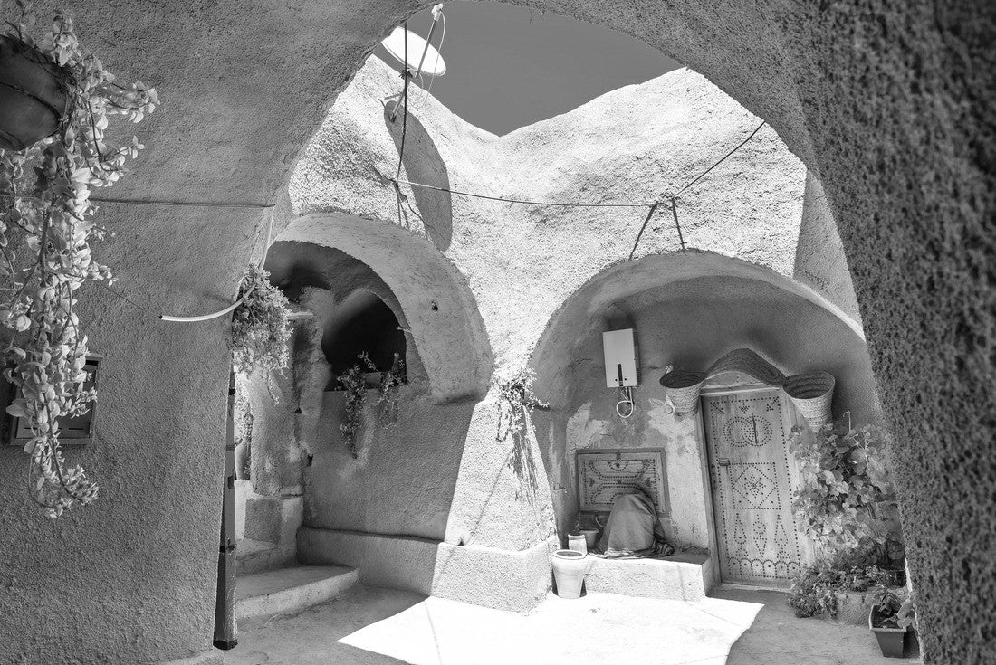 Noah Jigsaw Puzzle Courtyard of berber underground dwellings. Troglodyte house. Matmata, Tunisia, North Africa in black white 2000 pieces