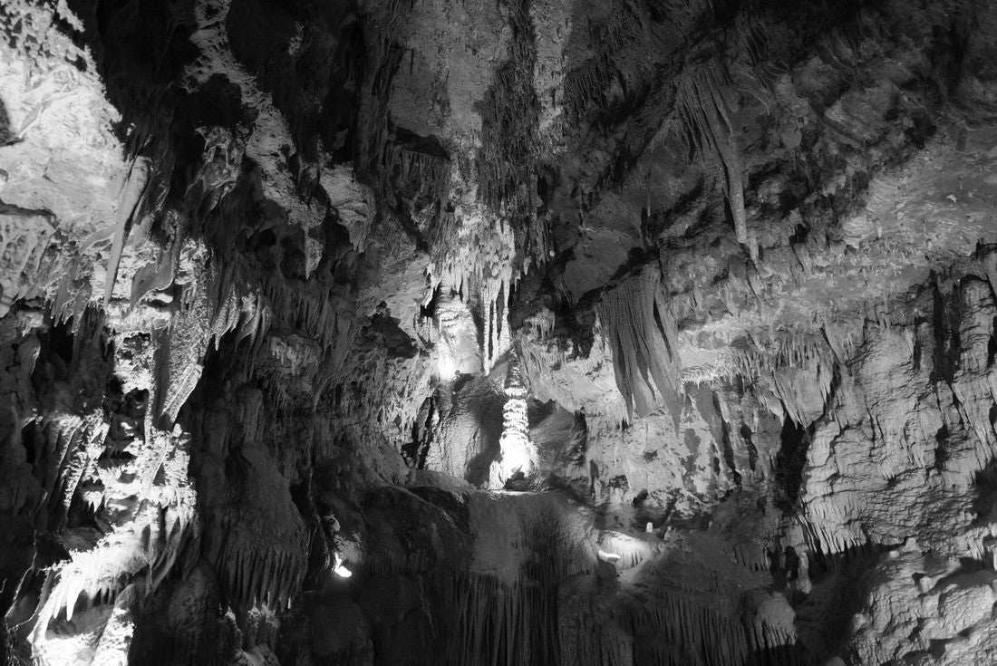 Meramec Caverns. Franklin County. Missouri. USA 2000pc PuzzleBlack and White