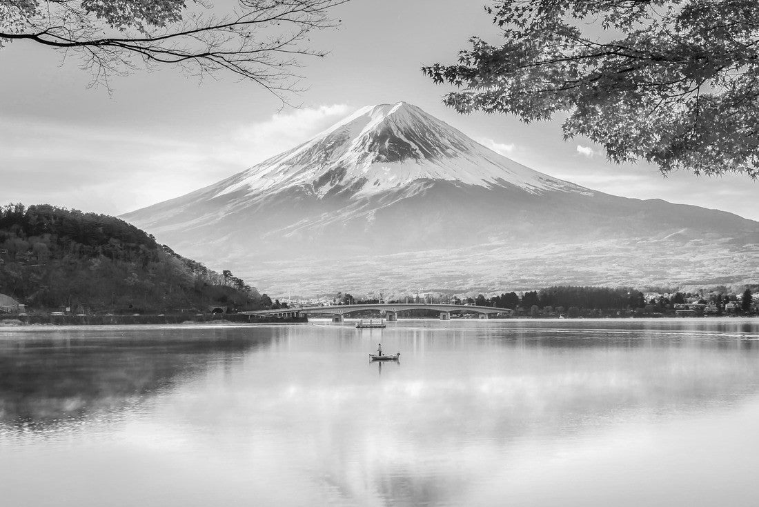 Noah Jigsaw Puzzle Fuji Mountain reflection and Red Maple Leaves with Morning Mist in Autumn, Kawaguchiko Lake, Japan in black white 2000 pieces