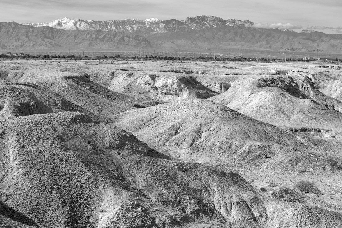 USA, Nevada, Clark County, Tule Fossil Beds National Monument: White gypsum hills at the urban fringe along the Las Vegas Wash with Mt. Charleston in the distance 2000pc PuzzleBlack and White