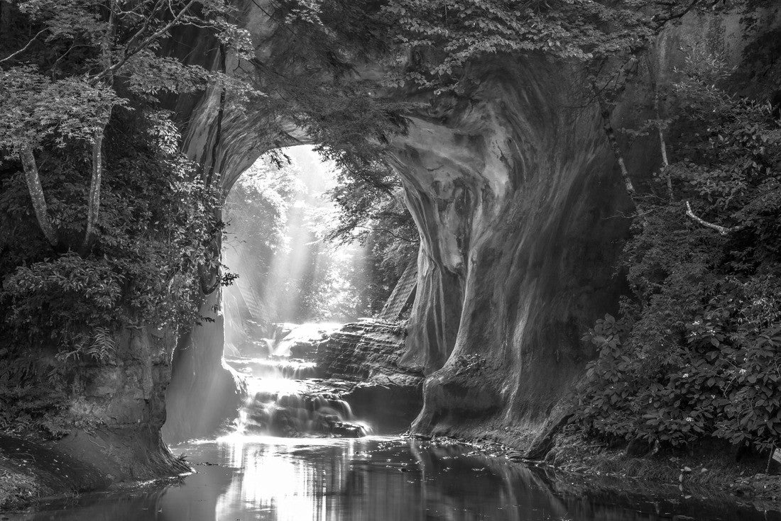 Nomizo Falls and Kameiwa Cave are waterfalls that flow through the Kameiwa cave in Kimitsu City, Chiba Prefecture 2000pc PuzzleBlack and White