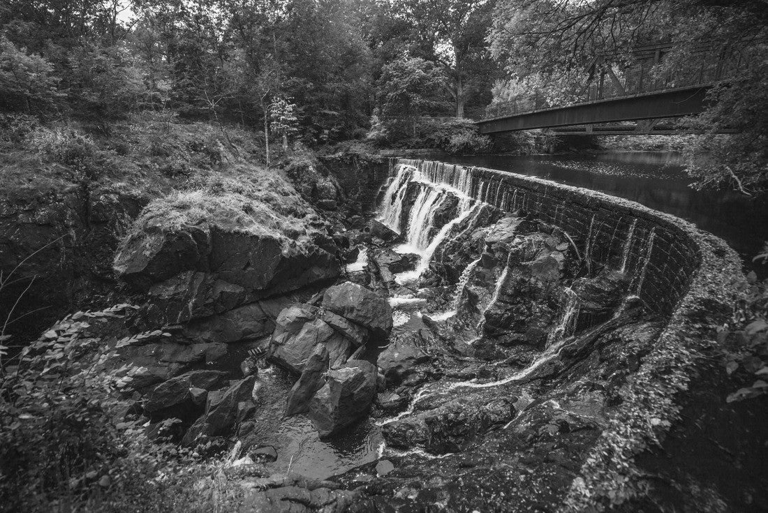 Norwich Connecticut waterfall 2000pc PuzzleBlack and White
