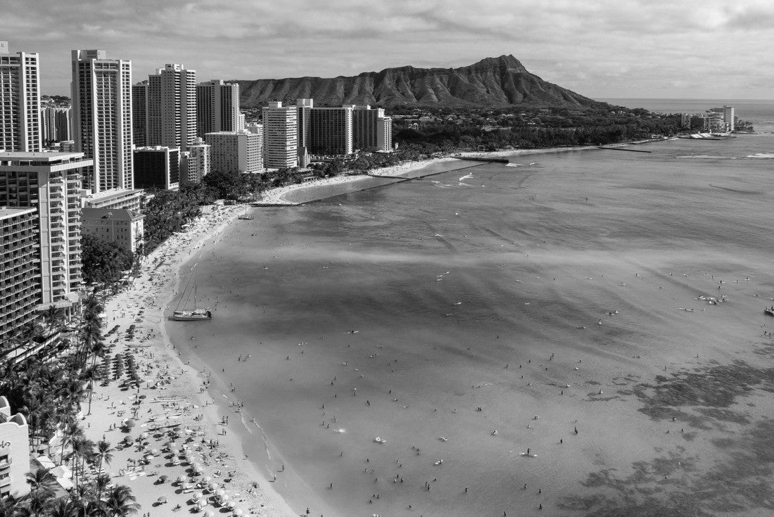 Noah Jigsaw Puzzle A famous tourist destination in Hawaii. From Waikiki Beach to Diamond Head in black white 2000 pieces