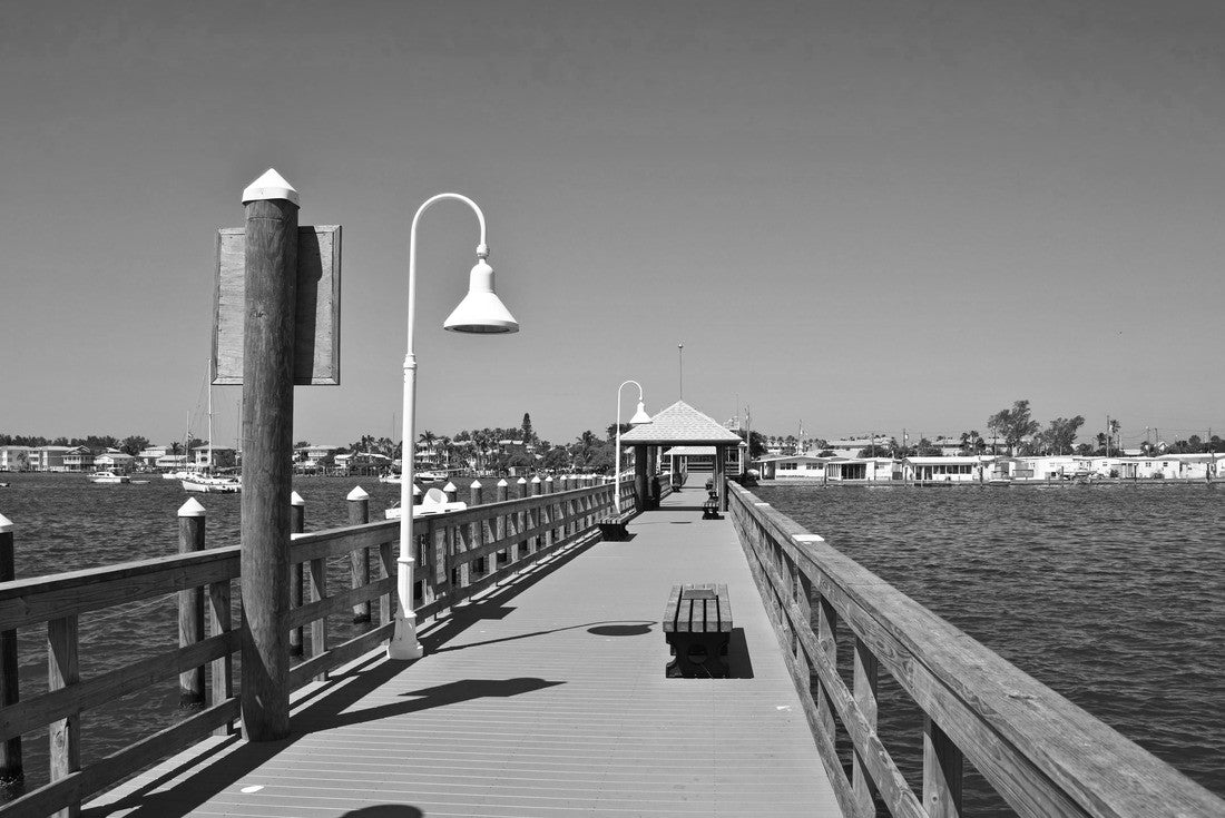 Bradenton Beach Historic Pier on Anna Maria Island, Florida 2000pc PuzzleBlack and White