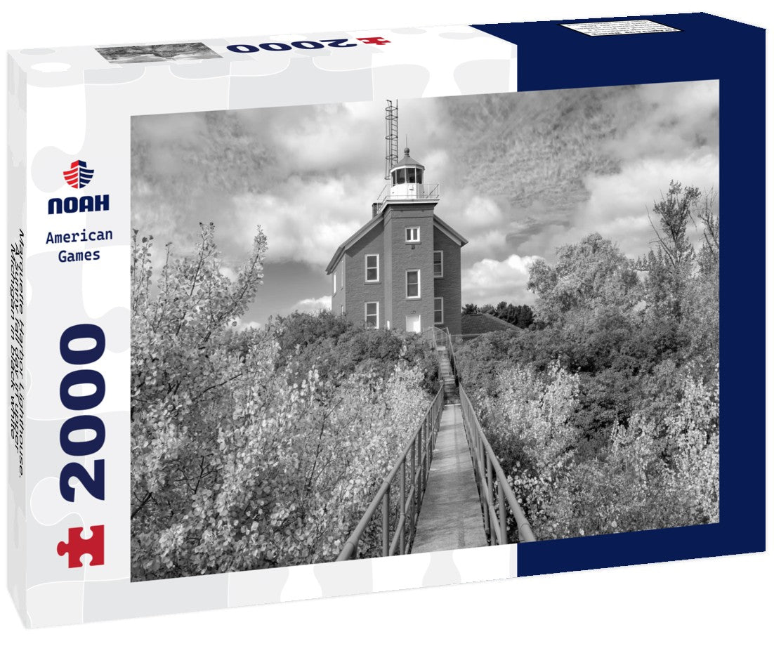 Marquette Harbor Lighthouse. A sunny fall day in upper Michigan 2000pc PuzzleBlack and White