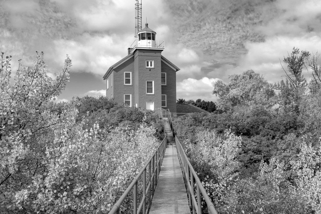 Marquette Harbor Lighthouse. A sunny fall day in upper Michigan 2000pc PuzzleBlack and White