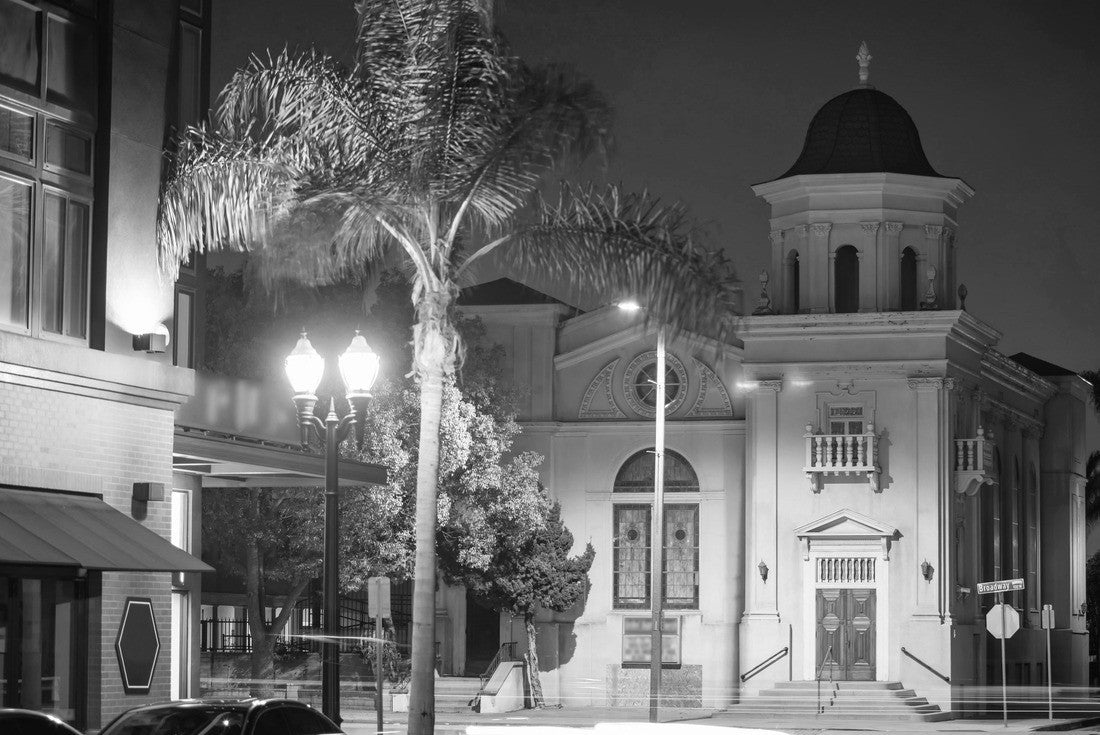 Night descends on the historic area of the Anaheim, California skyline 2000pc PuzzleBlack and White