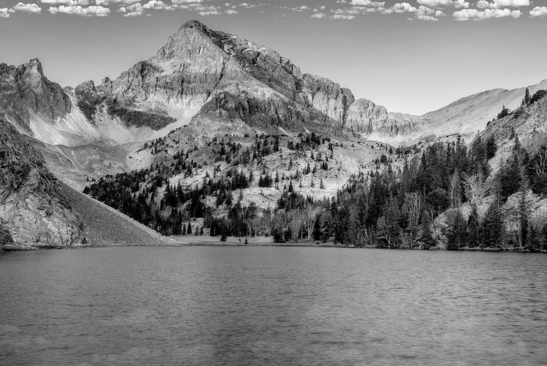 Warm colors color the summit of Monte Idaho at a mountain lake 2000pc PuzzleBlack and White