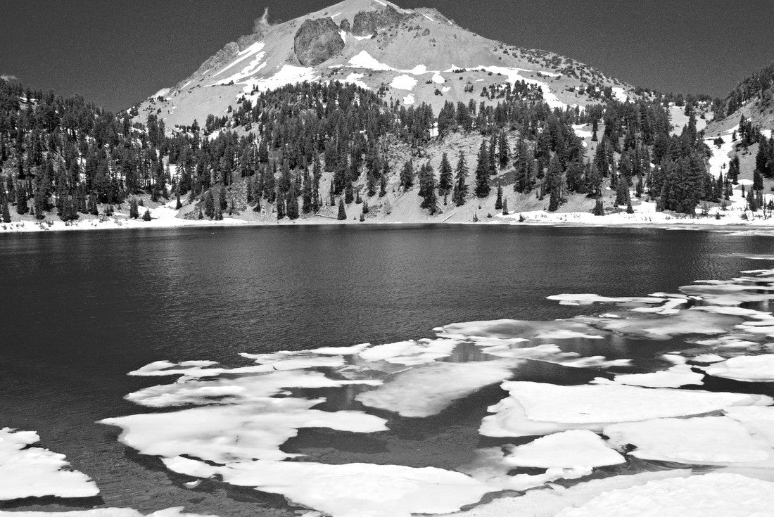 Noah Jigsaw Puzzle Lake Lassen Volcanic National Park in black white 2000 pieces