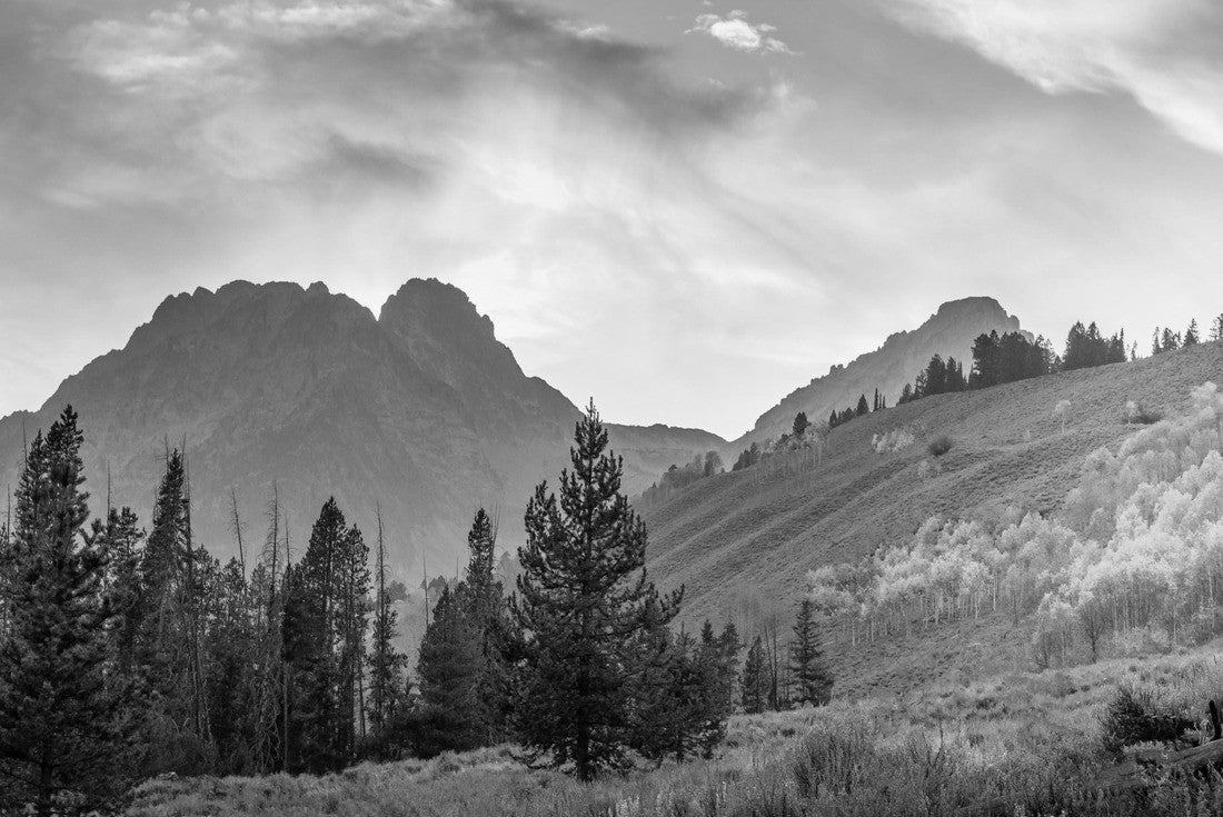 the Sawthooth Mountains of Idaho in the fall at dusk 2000pc PuzzleBlack and White