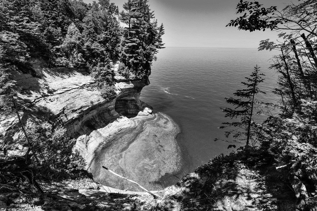 The commanding view of Lake Superior from Michigan's Upper Peninsula 2000pc PuzzleBlack and White