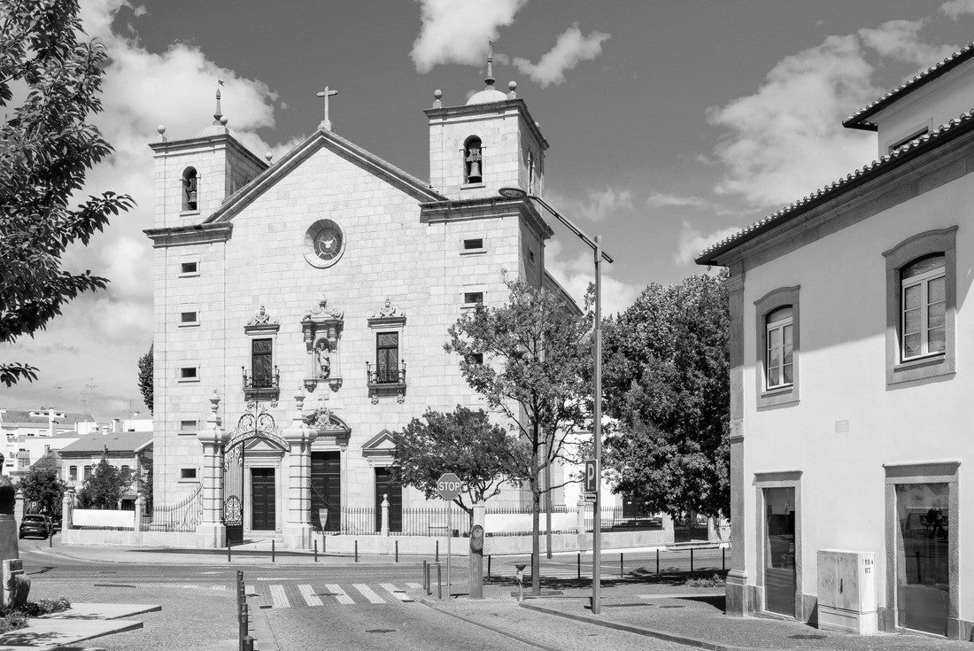 Main facade of the São Miguel church, Castelo Branco cathedral in Portugal, on a sunny spring day 2000pc PuzzleBlack and White