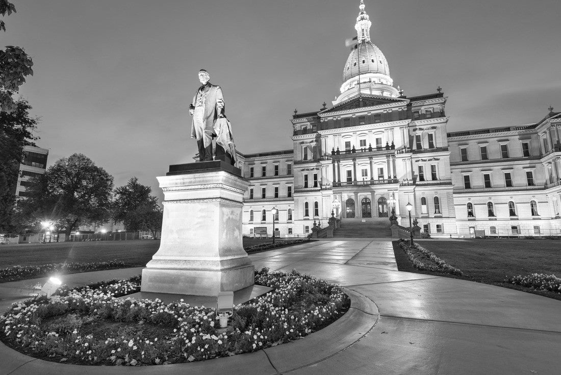 Lansing, Michigan, USA at the Michigan State Capitol in the evening. (Governor's statue Austin Blair, which was inaugurated in 1898) 2000pc PuzzleBlack and White