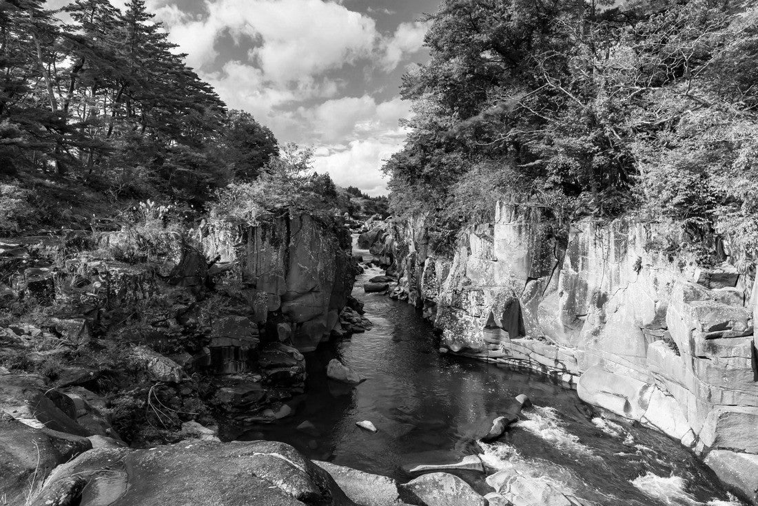 Genbikei Gorge, one of Japan's most beautiful landscape areas 2000pc PuzzleBlack and White