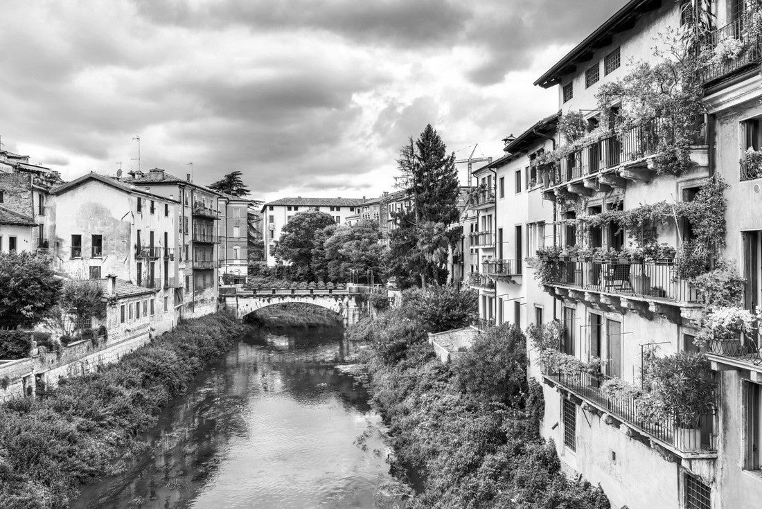 Architecture of the old town of Vicenza. UNESCO World Heritage Site in Italy 2000pc PuzzleBlack and White