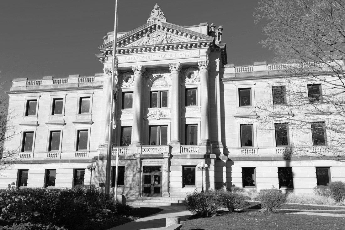 Old courthouse in Mid-West City. Sycamore, Illinois, USA 2000pc PuzzleBlack and White