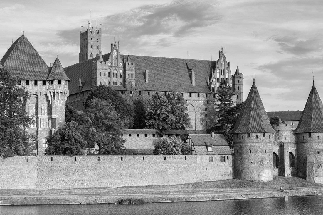 Poland, Malbork Castle on the Nogat River, stronghold and Grand Master's Palace, medieval knights 2000pc PuzzleBlack and White