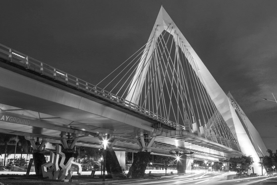 Matute Remus bridge in Guadalajara, Jalisco. Mexico 2000pc PuzzleBlack and White