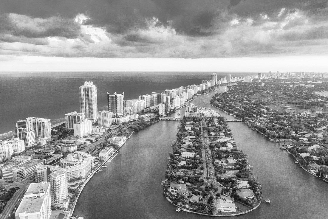 Miami Beach, beautiful view of the buildings, the river and the vegetation 2000pc PuzzleBlack and White
