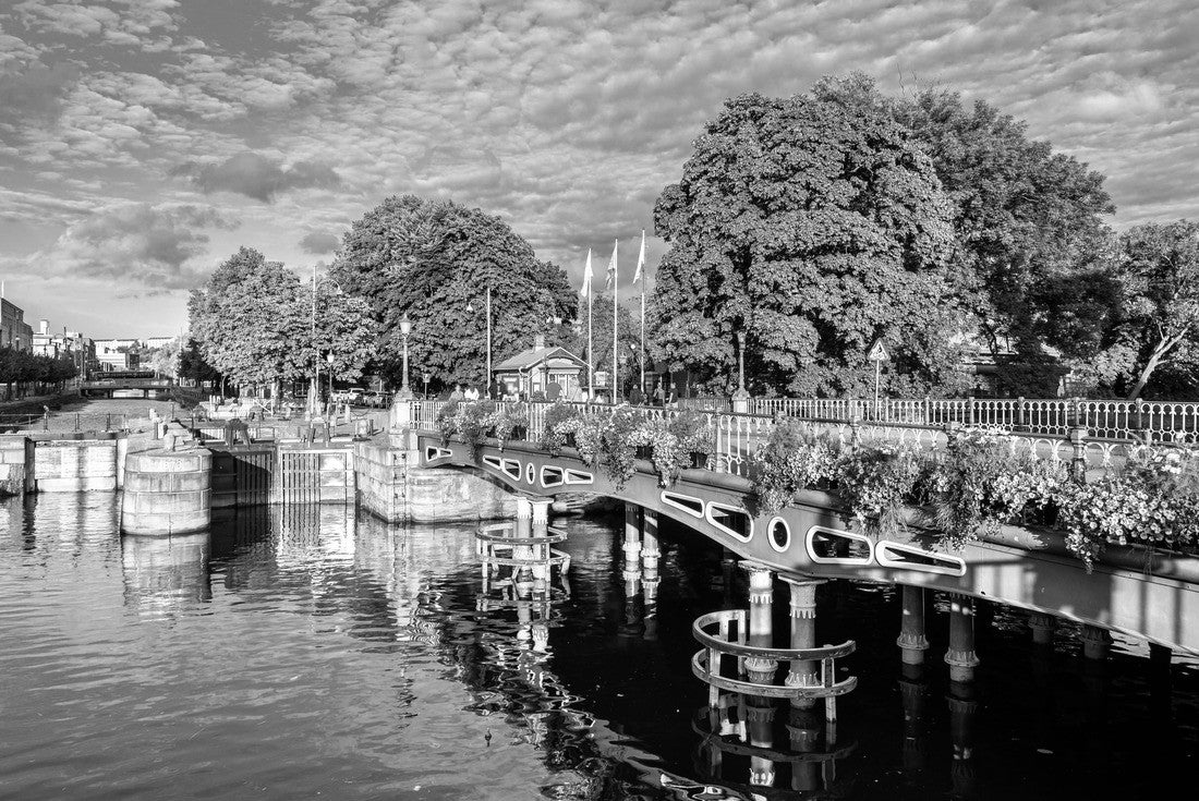 Canal in the historic center of Gothenburg, Sweden 2000pc PuzzleBlack and White