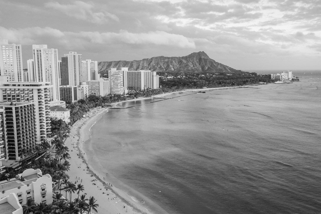 Honolulu, Hawaii. Skyline of Honolulu, Diamond Head volcano with the hotels and buildings on Waikiki beach 2000pc PuzzleBlack and White