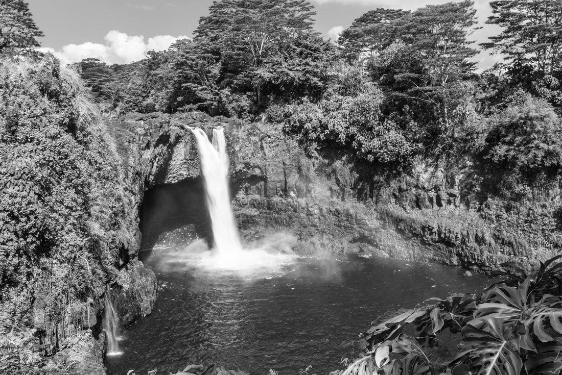 Hawaii, Rainbow Falls in Hilo. Wailuku River State Park 2000pc PuzzleBlack and White