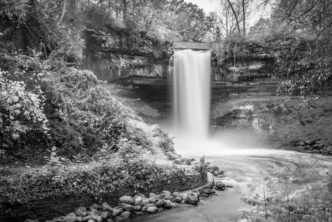 These are the Minnehaha Falls in Minneapolis, Minnesota 2000pc PuzzleBlack and White