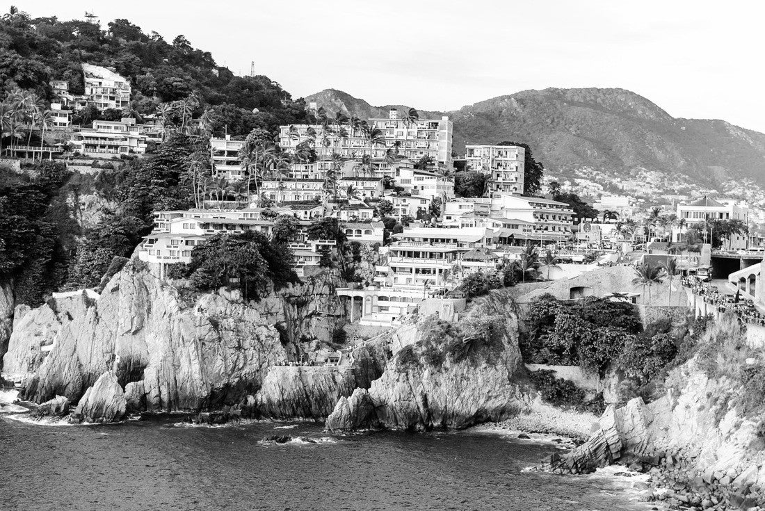 La Quebrada rock, one of the most famous tourist attractions in Acapulco, Mexico 2000pc PuzzleBlack and White