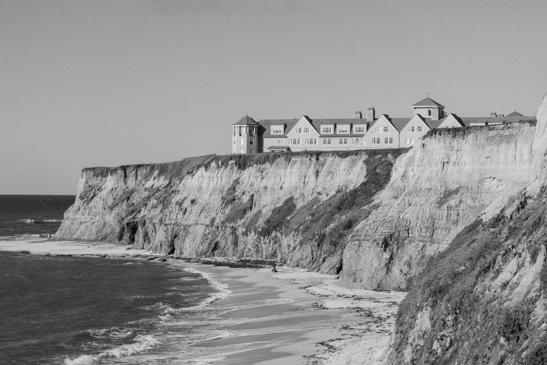 Noah Jigsaw Puzzle Resort on the summit of eroded cliffs and sandy beach, Pacific Ocean, Half Moon Bay, California in black white 2000 pieces