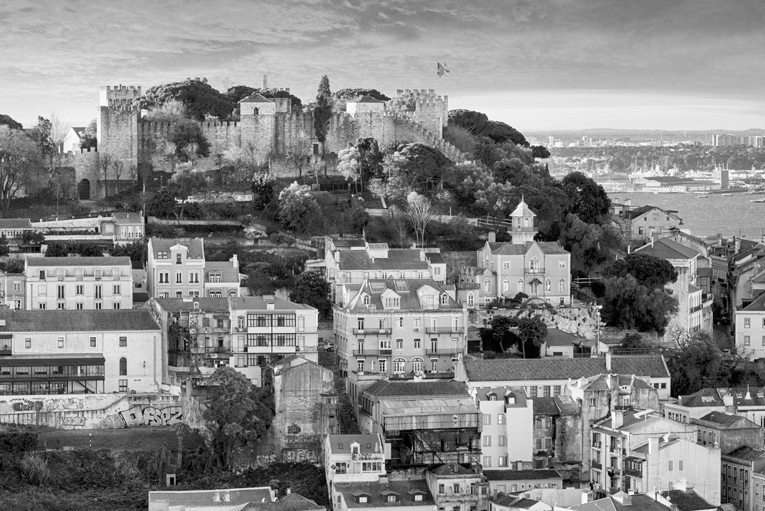 Lisbon skyline with São Jorge Castle 2000pc PuzzleBlack and White