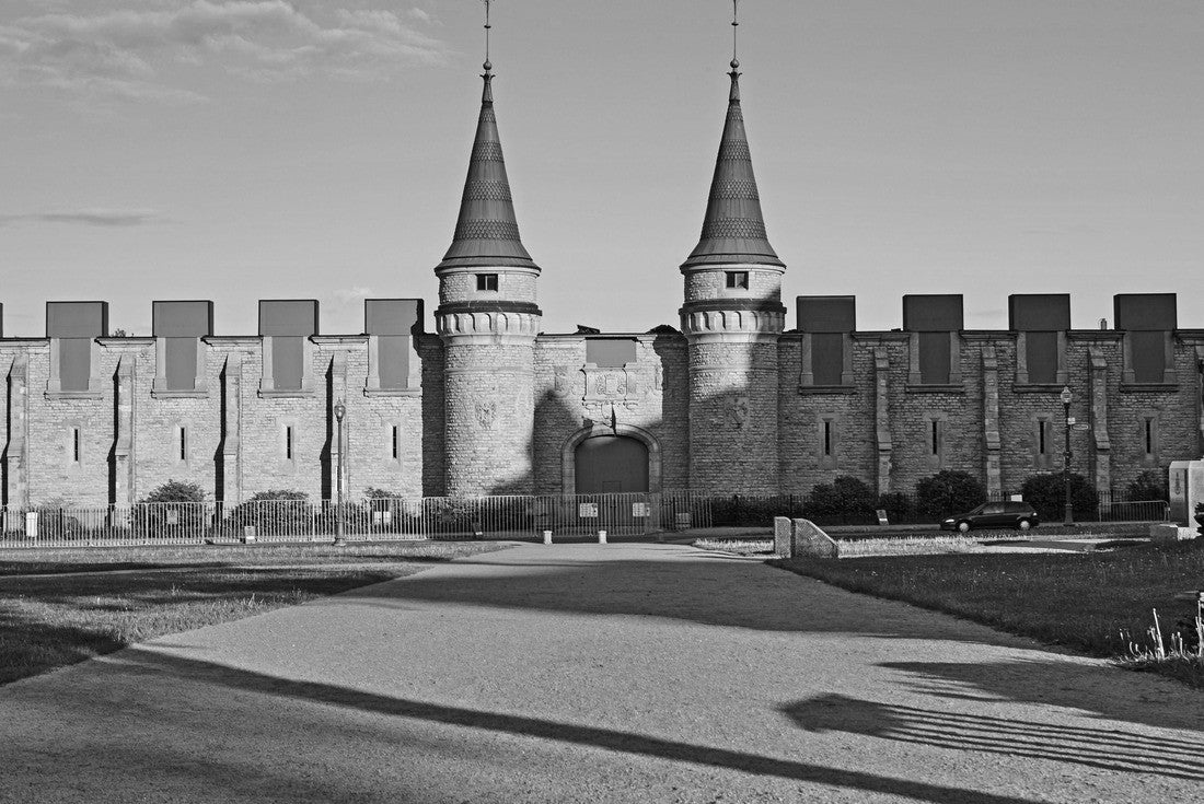 Walls and towers of the Fortress of Quebec 2000pc PuzzleBlack and White